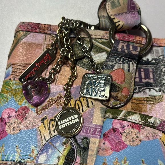 A purse with New York scenery on it - Picture 2 of 7